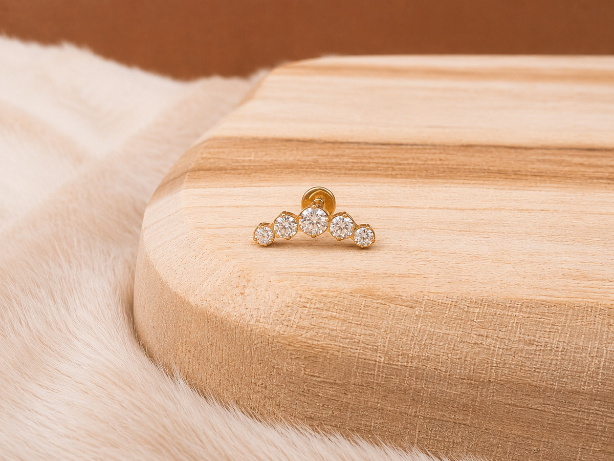 Piercing Auréa – Ligne de Zircons en Titane