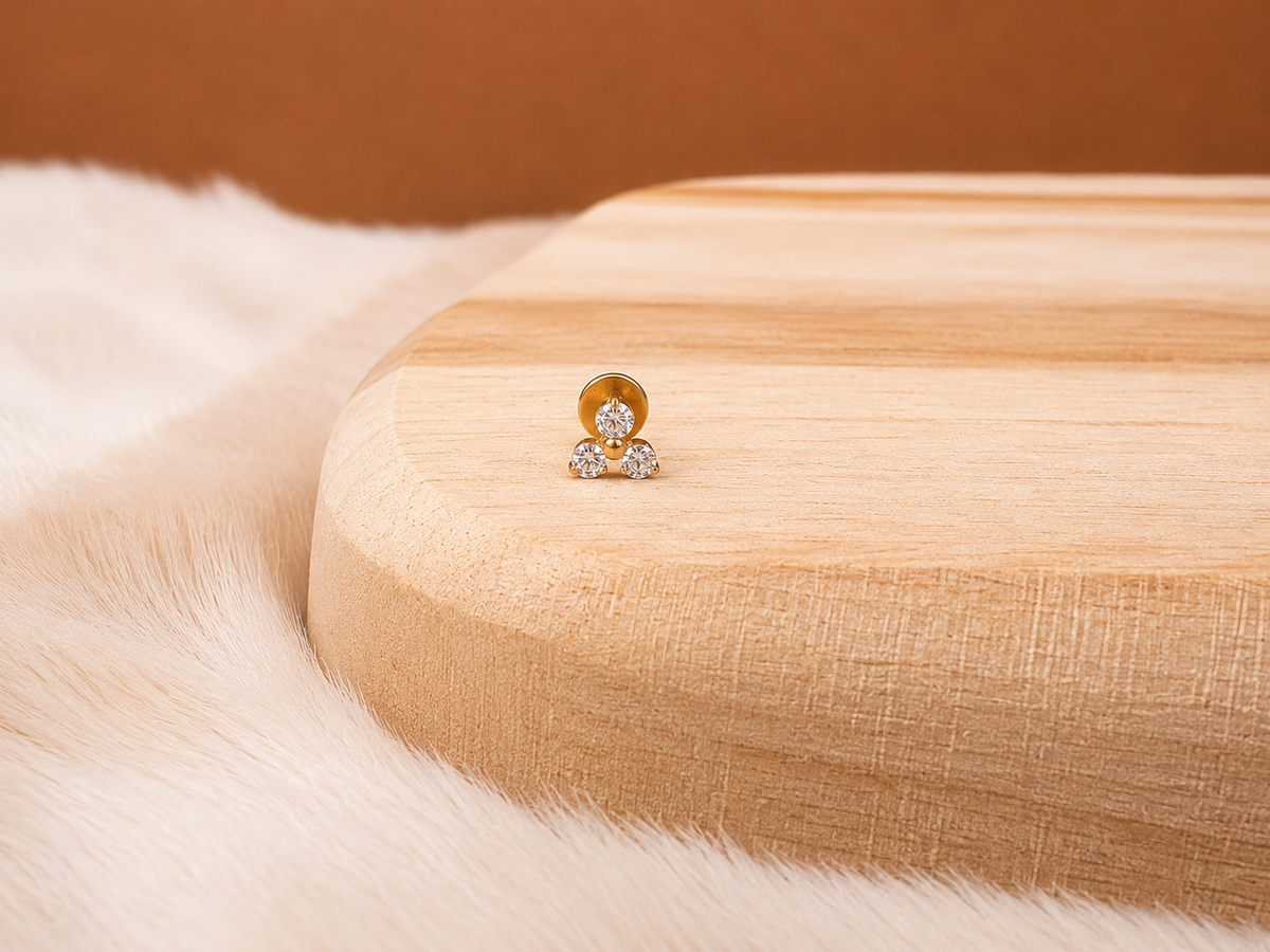 Piercing Élina – Trio de Zircons en Titane