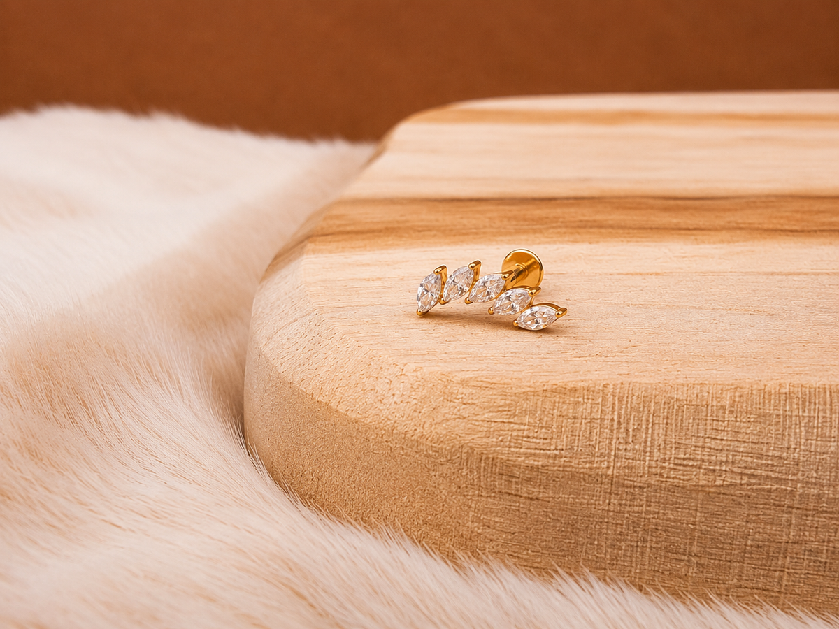 Piercing Iris – Titane Doré & Zircons Marquise